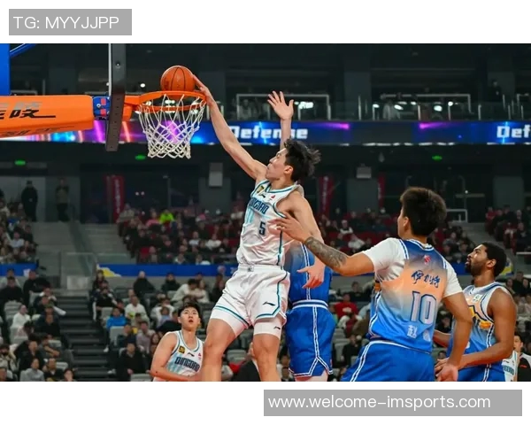 克林根谈与杨瀚森默契配合每日争抢篮板共同提升技艺 克林根谈与杨瀚森默契配合每日争抢篮板共同提升技艺