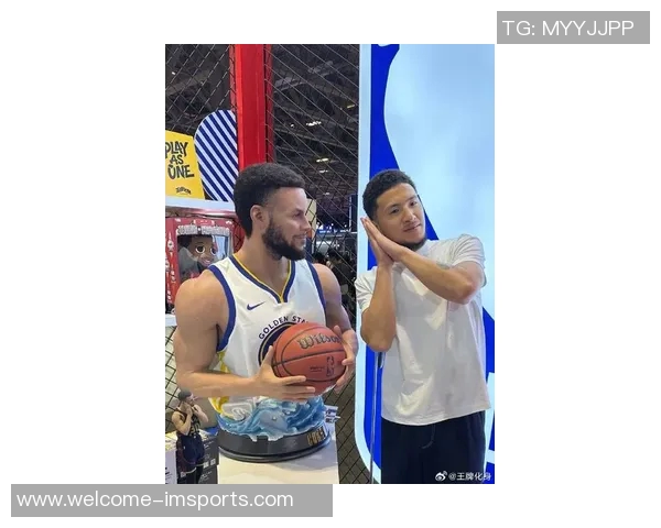 布克赛后与模仿者中国布克亲密合影赠送签名球衣展现友谊与支持 布克赛后与模仿者中国布克亲密合影赠送签名球衣展现友谊与支持