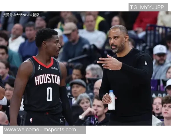 乌度卡确认明日对阵活塞五名球员先发阵容包括阿门杜兰特与贾巴里申京亚当斯 乌度卡确认明日对阵活塞五名球员先发阵容包括阿门杜兰特与贾巴里申京亚当斯