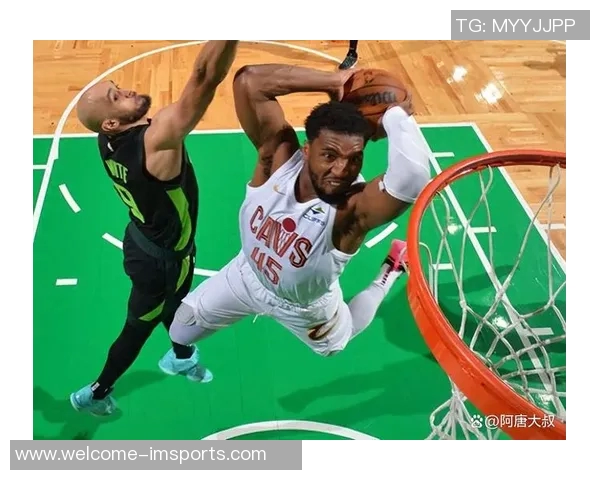 绿军记者惊叹湖勇对决中斯玛特与霍福德的奇妙对抗场景 绿军记者惊叹湖勇对决中斯玛特与霍福德的奇妙对抗场景